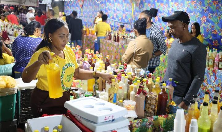 Comidas típicas e licores artesanais reforçam tradição e movimentam economia no Arraiá do Comércio