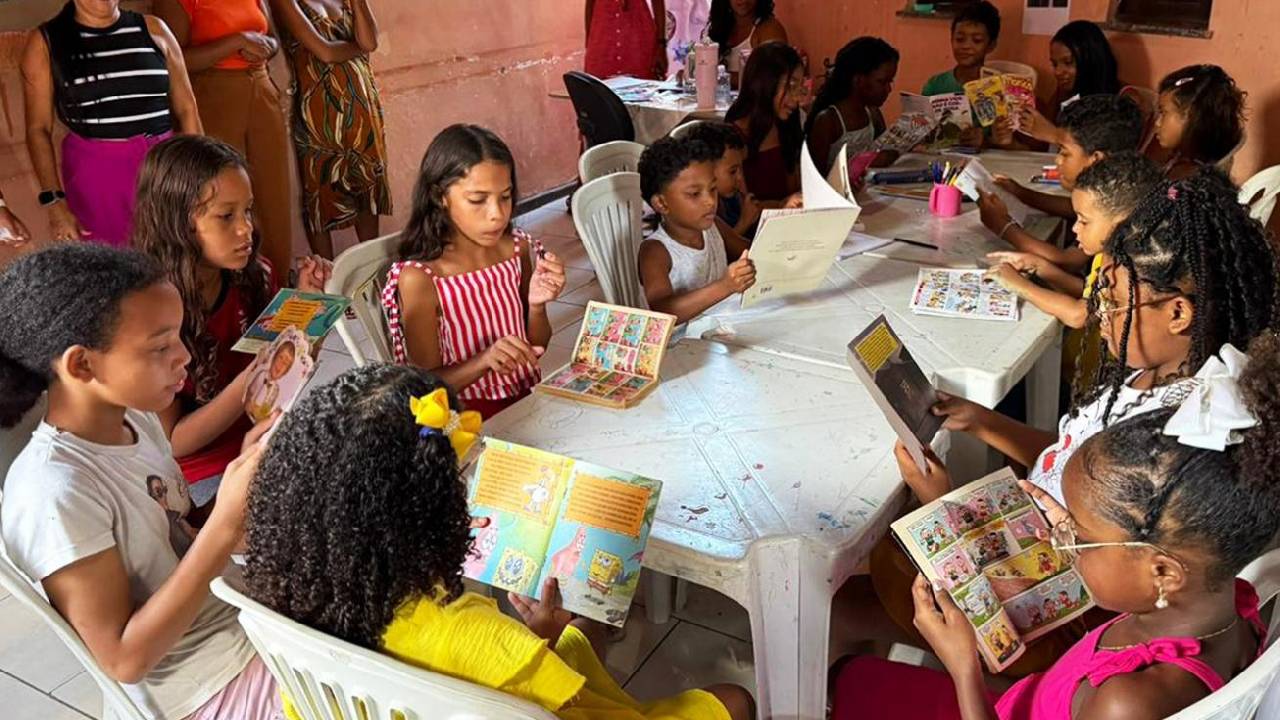 CRAS Feira 9 incentiva crianças à leitura com Clube do Livro