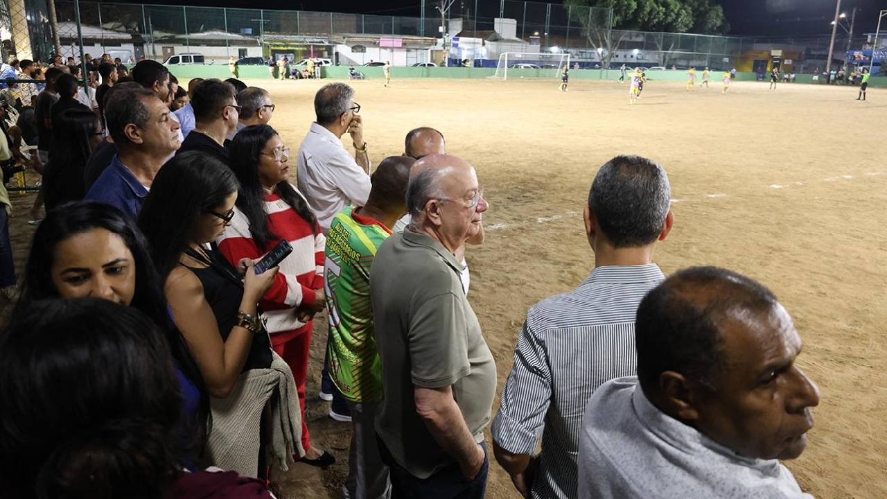 Partida entre Senegal e Acorda pra Vencer marca reinauguração do campo de futebol do George Américo