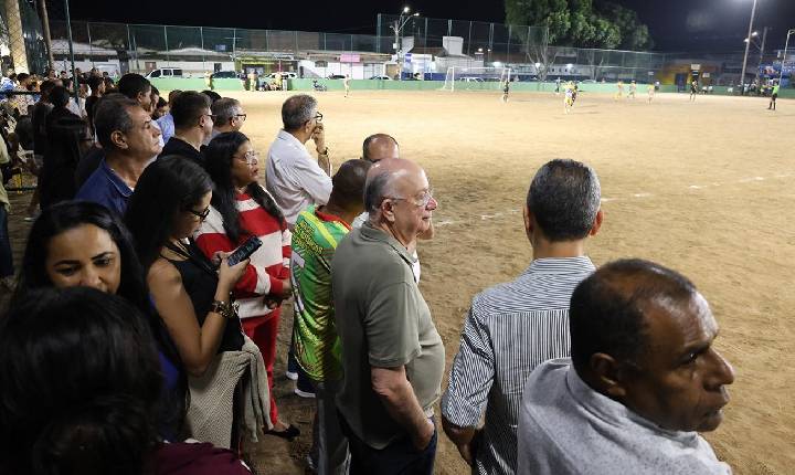 Partida entre Senegal e Acorda pra Vencer marca reinauguração do campo de futebol do George Américo