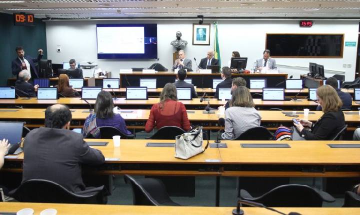 Pirataria aumenta informalidade e custos para a indústria, dizem especialistas em debate na Câmara