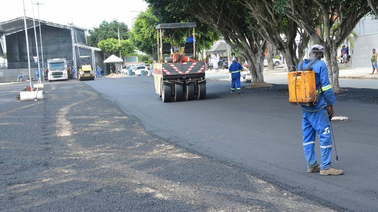Praça do Forró recebe pavimentação asfáltica e prepara distrito de Maria Quitéria para o São João