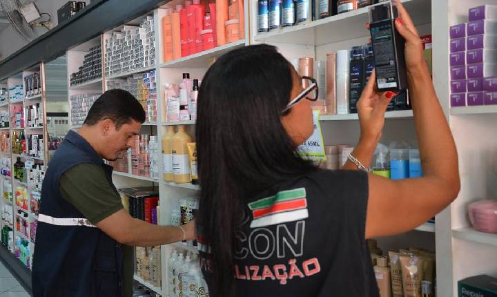 Procon fiscaliza lojas de cosméticos em Feira de Santana
