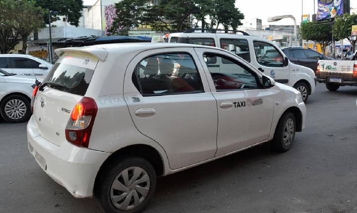 Táxis licenciados poderão circular em faixas e vias exclusivas para transporte público