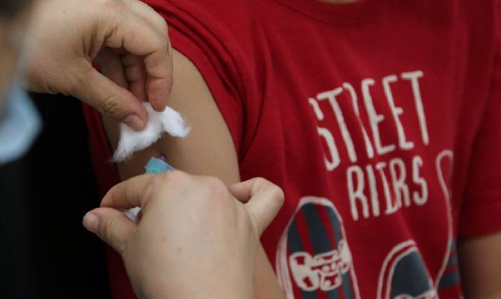 Vacinação nas escolas segue até dia 30 e meta é imunizar 27 milhões