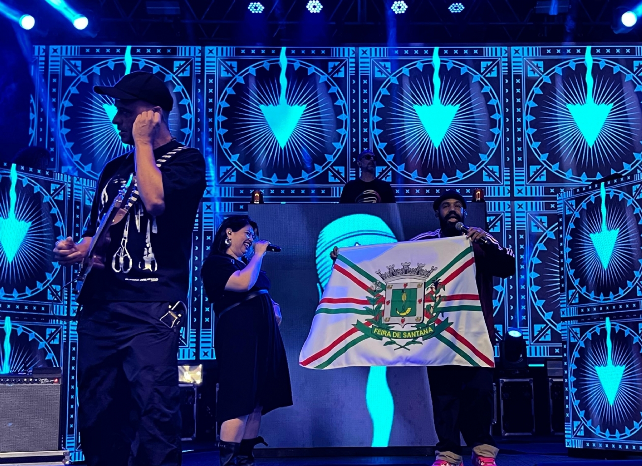 BaianaSystem agita a pré-abertura da Micareta de Feira com show vibrante e participações especiais