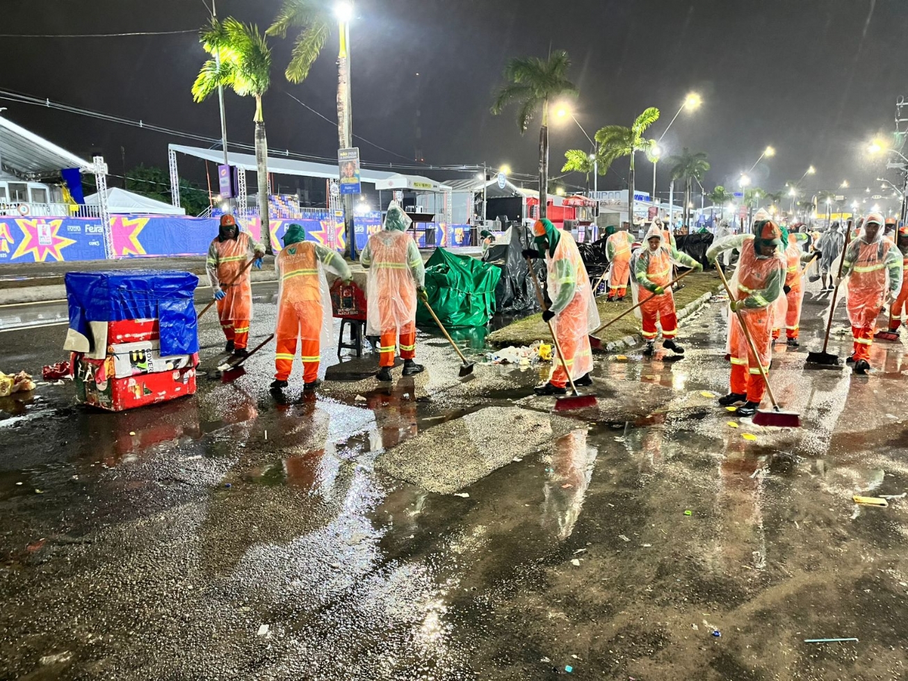 Bloco da Limpeza entra em ação no terceiro dia da Micareta, mesmo debaixo de chuva