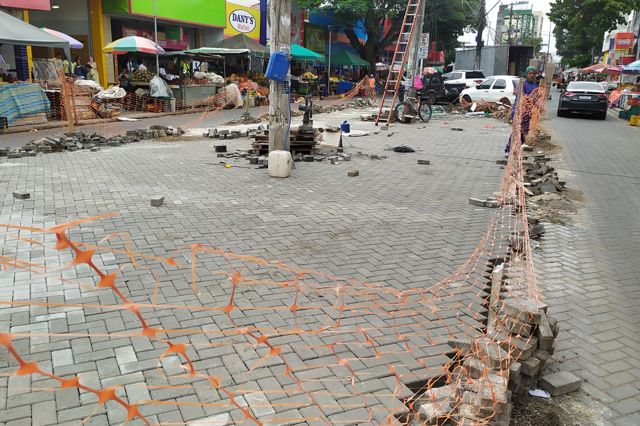 Requalificação do canteiro central da rua Marechal Deodoro continua avançando