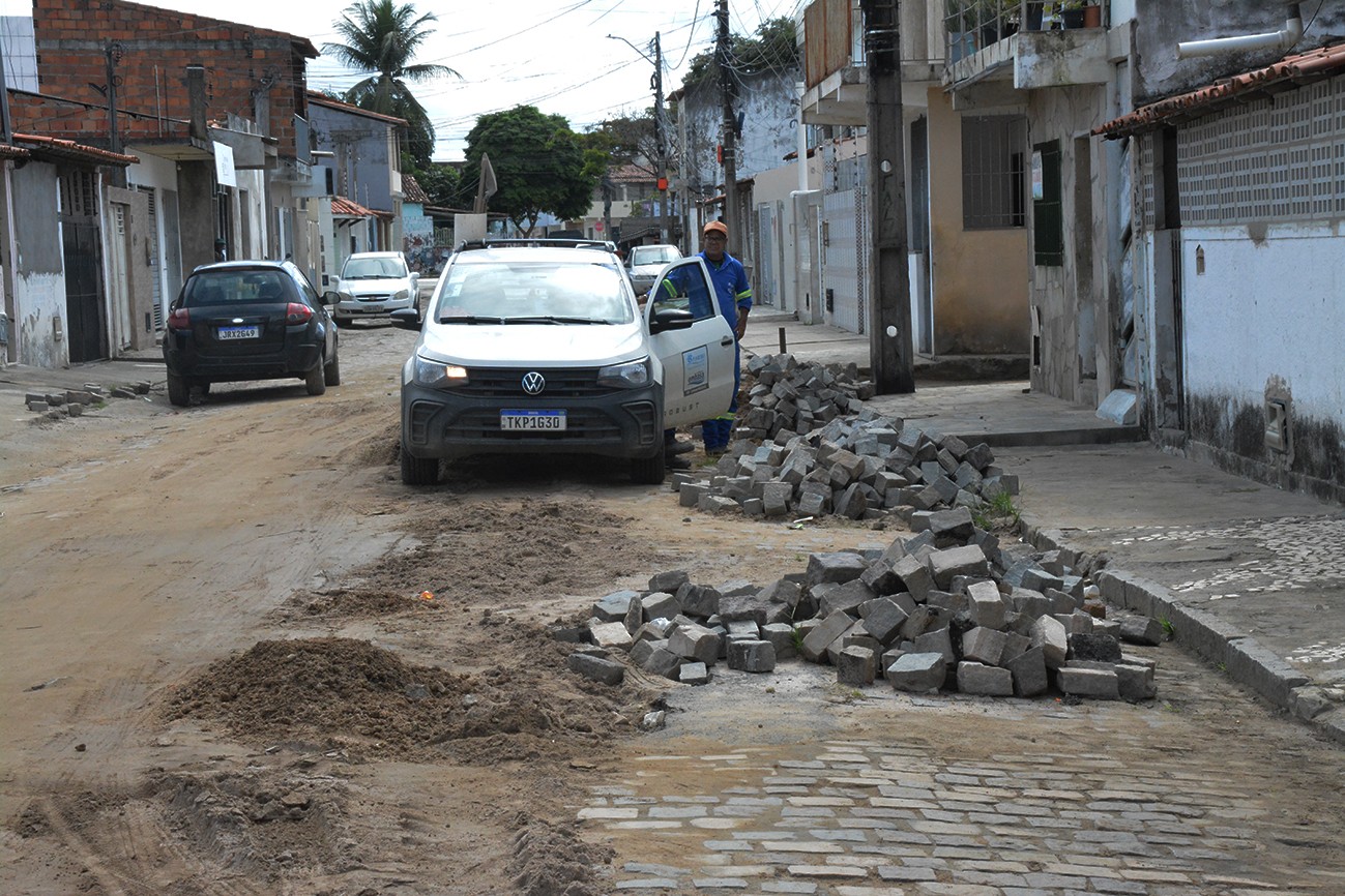 Prefeitura vai notificar a Embasa por serviço malfeito e sem conclusão no Caseb