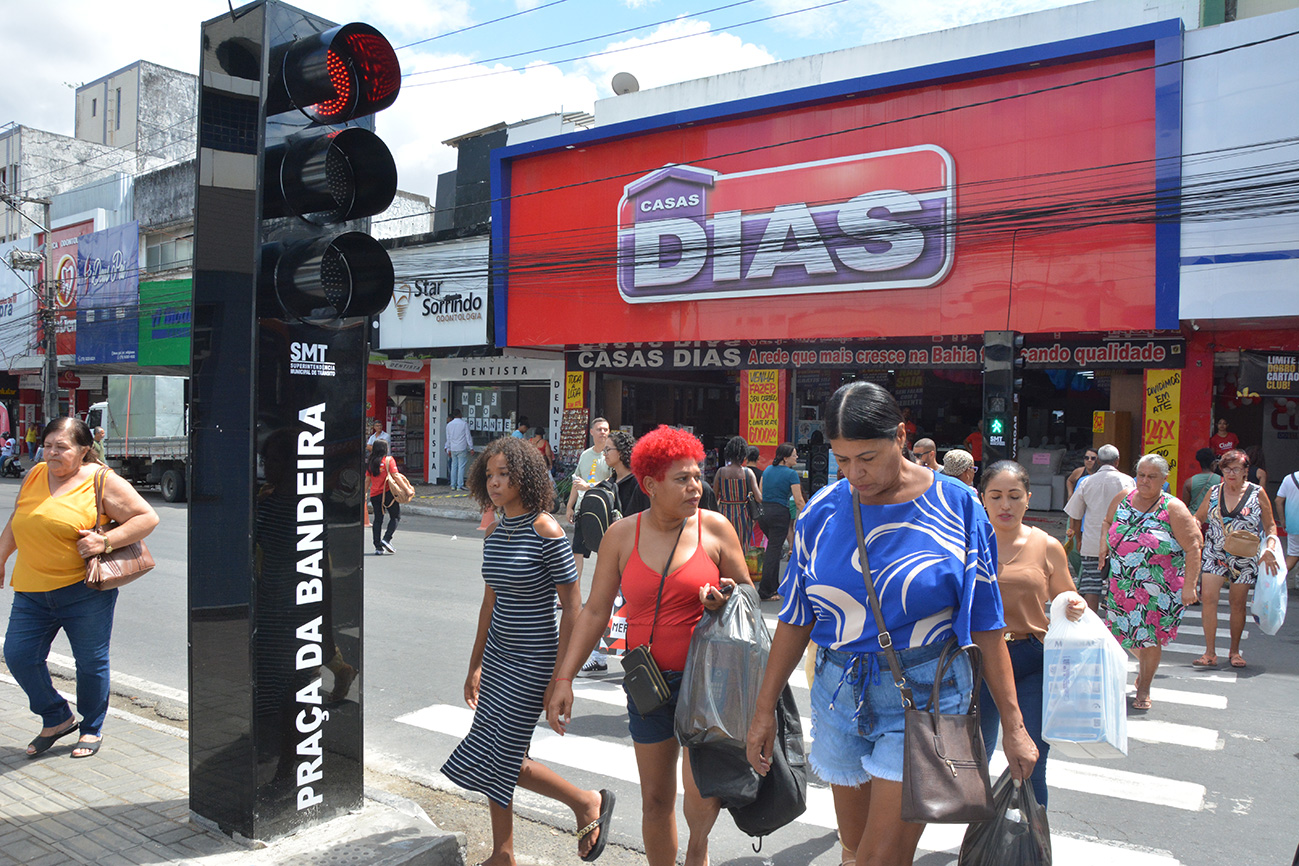 Pedestres atravessam com mais segurança na Praça da Bandeira após instalação de semáforos