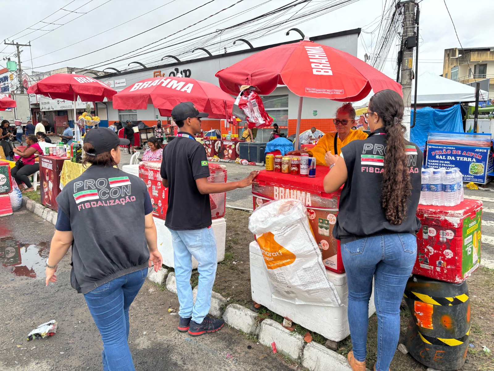 Procon identifica e descarta 40 cervejas e energéticos vencidos no segundo dia da Micareta