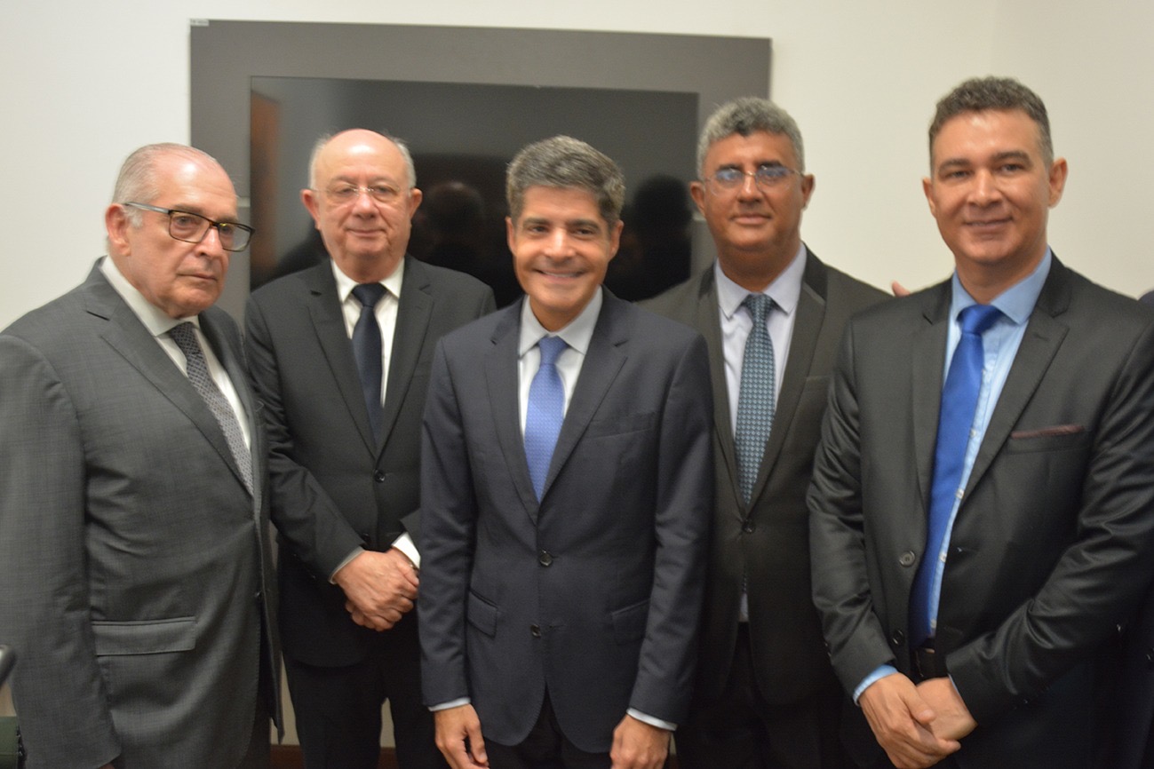 Em sessão histórica, Câmara de Feira homenageia três gerações do Carlismo