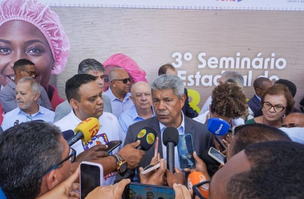 Governador Jerônimo Rodrigues Explica Transferência de Delegada da DEAM em Coletiva de Imprensa