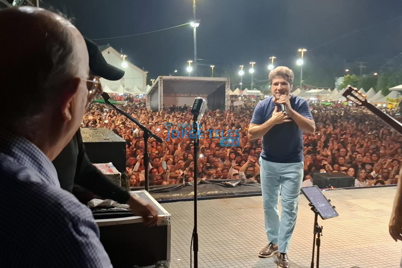 Com romantismo, Daniel emociona o público na abertura do Arraiá de Feira em São José