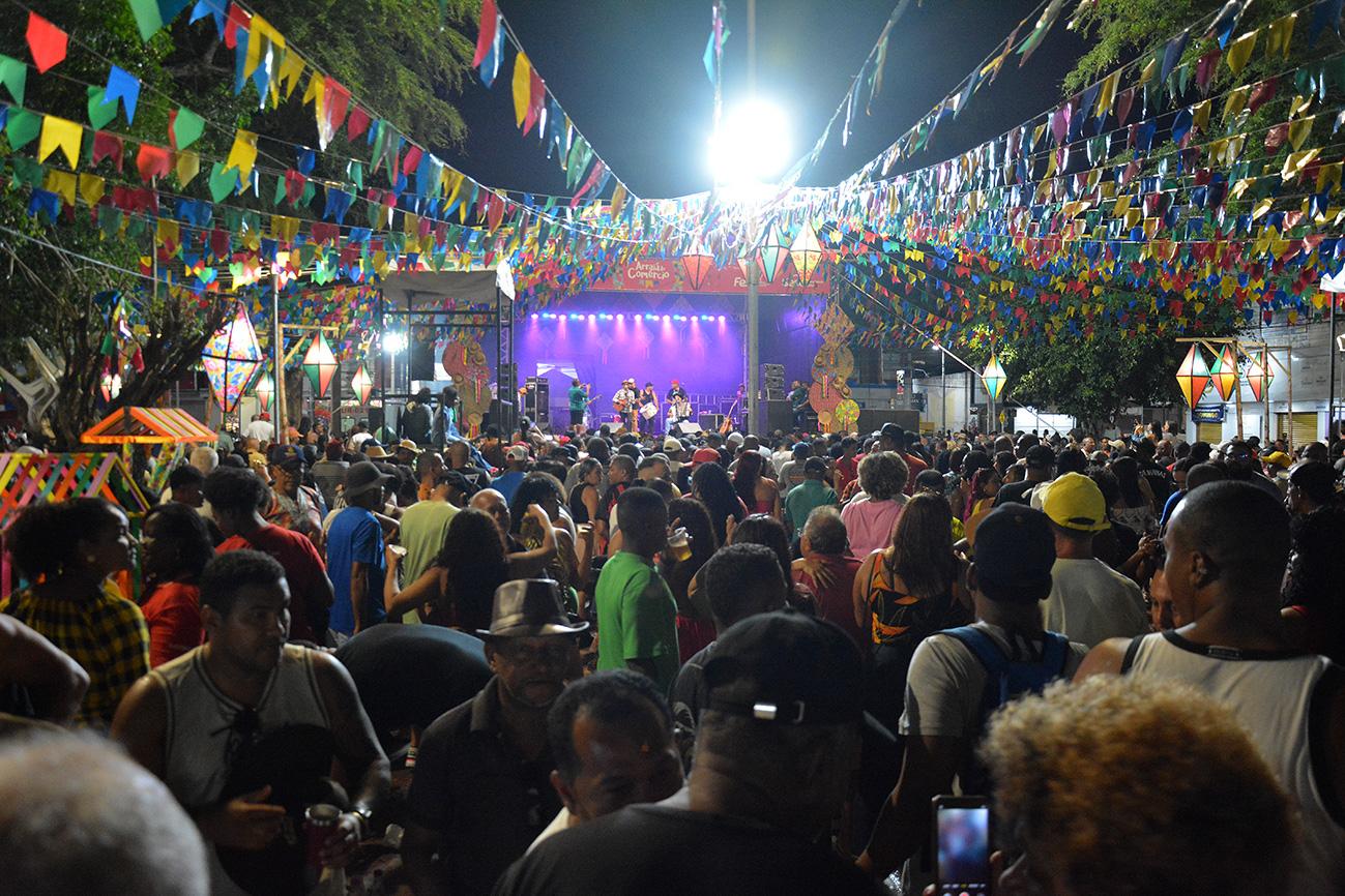 Grande público prestigia primeira noite do Arraiá do Comércio
