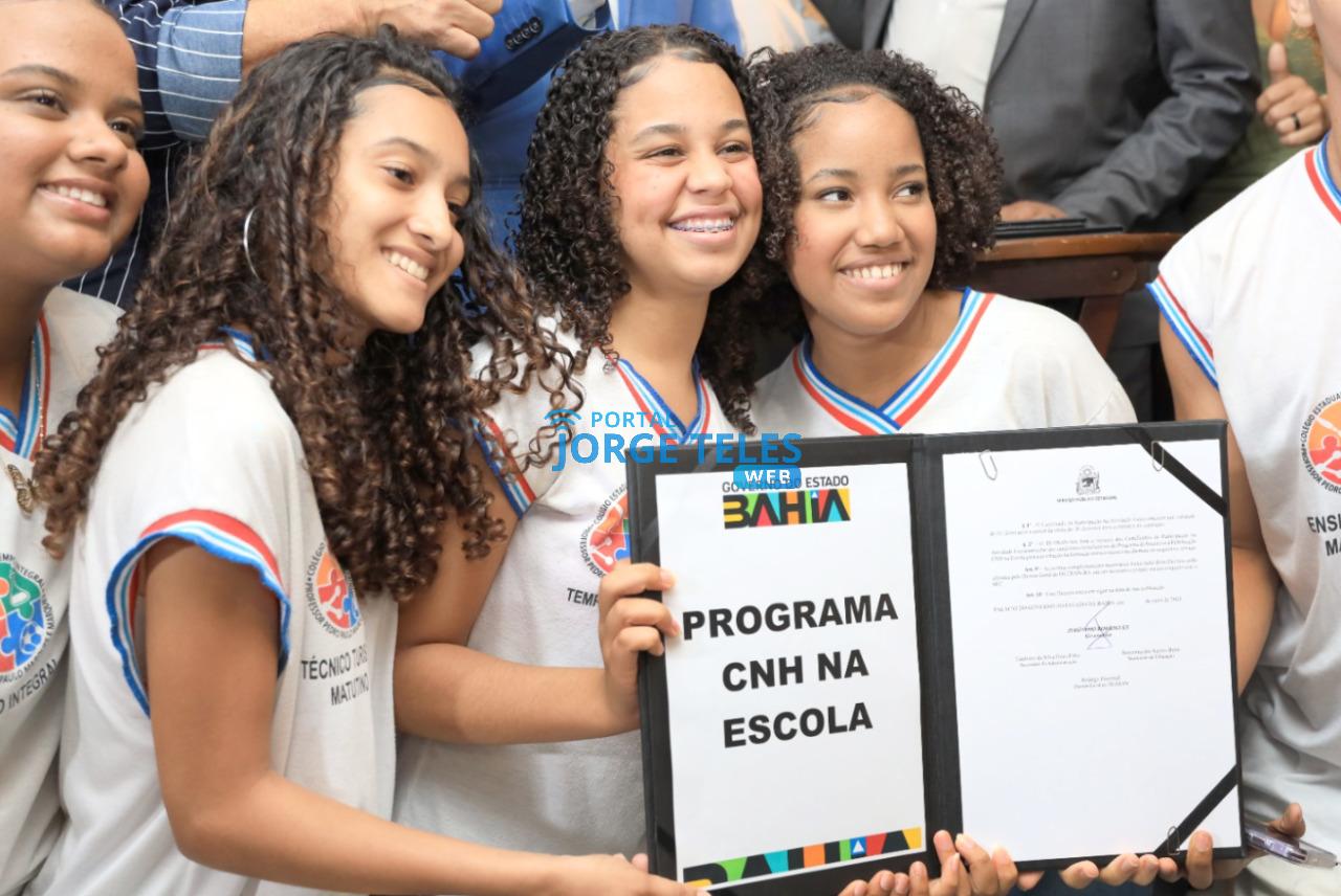 Quer tirar a CNH de graça? Estudantes da rede pública da Bahia já podem se inscrever nos programas CNH na Escola e CNH da Gente