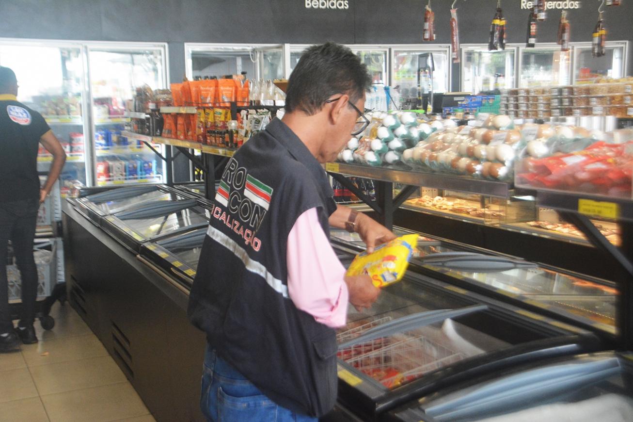 Procon fiscaliza delicatessens em Feira de Santana e encontra produtos vencidos em nove estabelecimentos