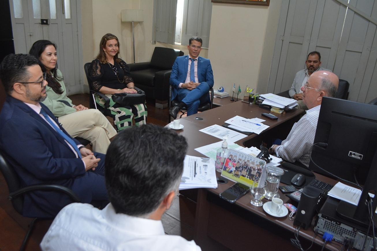 José Ronaldo recebe juízes e garante atenção às demandas do Fórum de Feira de Santana