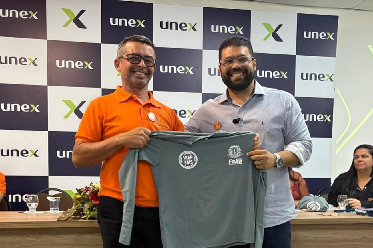 Prefeitura de Feira entrega camisas com proteção UV e mochilas para agentes de endemias