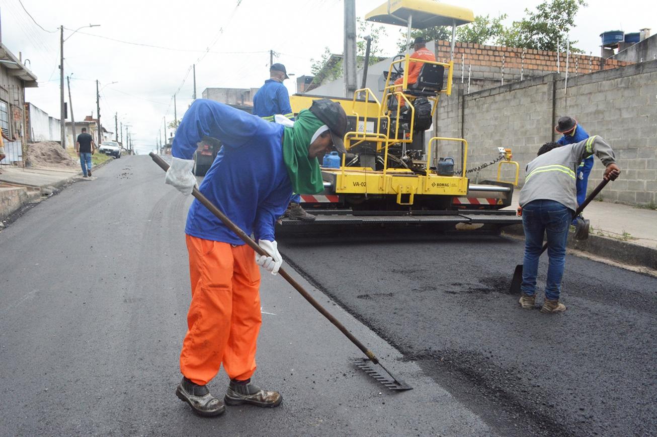 Rua Heráclito Dias de Carvalho já tem 40% da pavimentação concluída em Feira de Santana