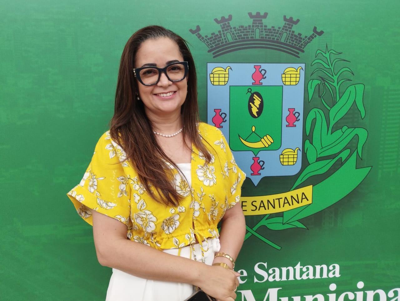 Médica usa a Tribuna da Câmara Municipal para se posicionar contra a atuação de profissionais não médicos no atendimento à saúde ocular em Feira de Santana