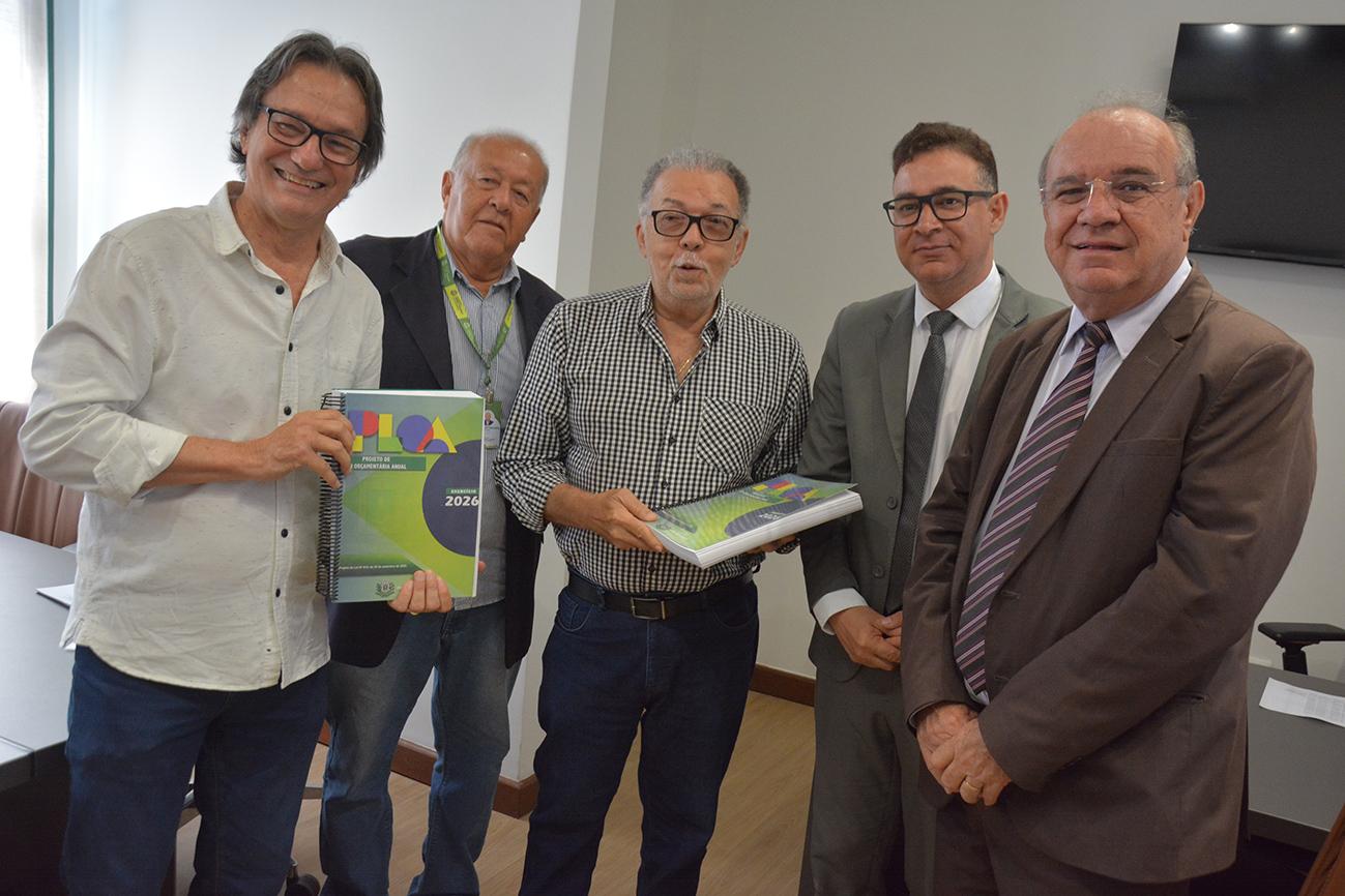 Prefeitura entrega à Câmara o projeto da Lei Orçamentária Anual de 2026 com previsão de R$ 500 milhões em obras