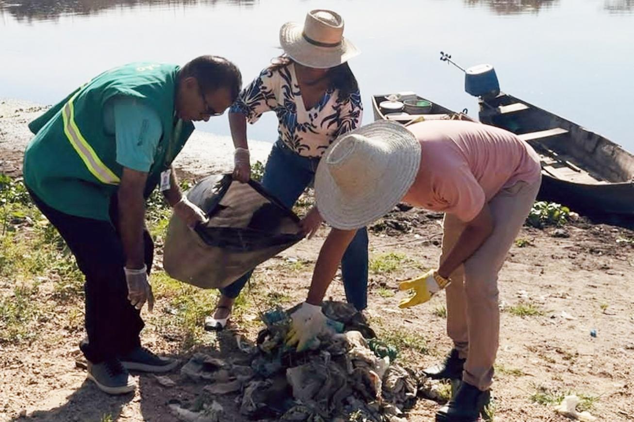 Mutirão de limpeza retira cerca de uma tonelada de resíduos das margens do Rio Jacuípe