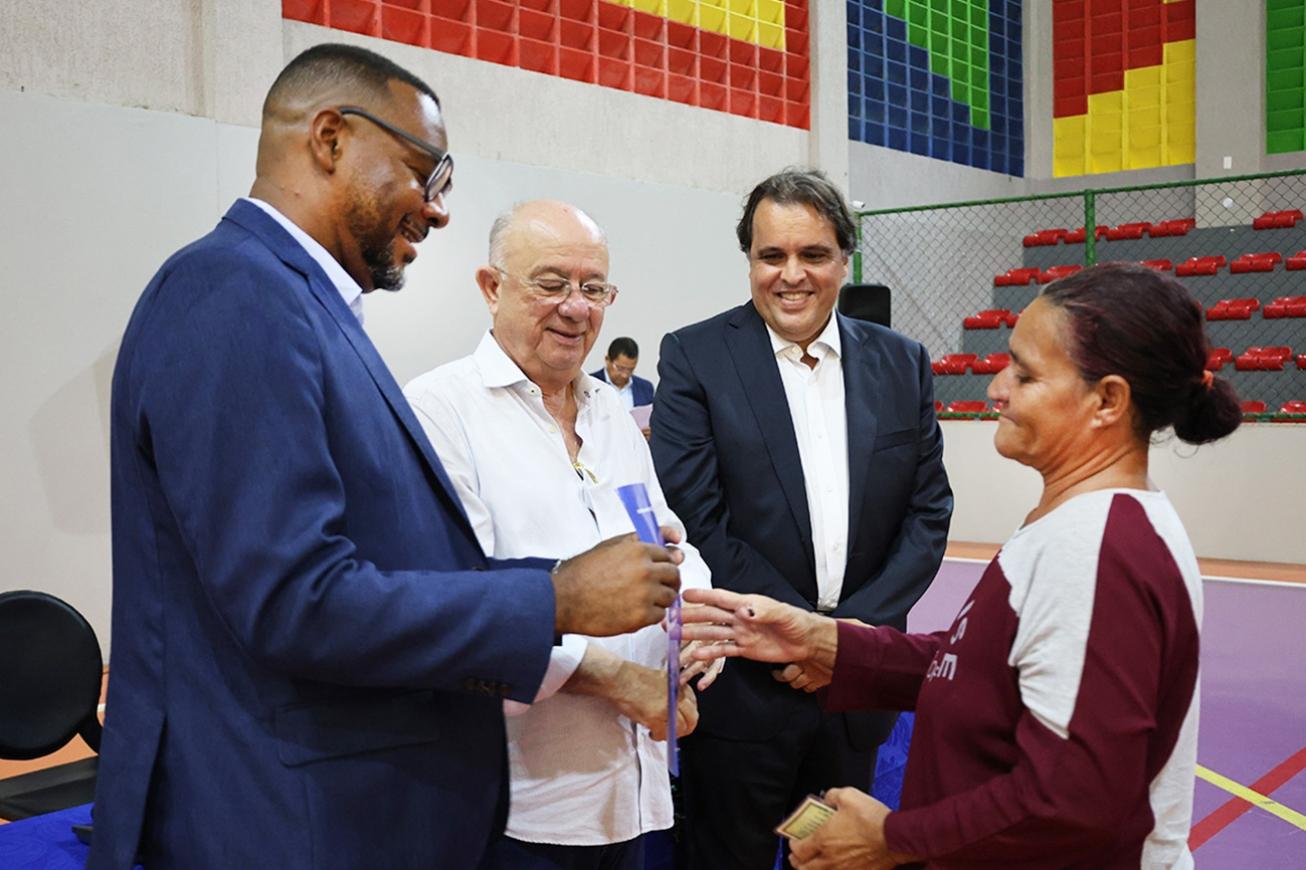 Prefeitura entrega escrituras de casas aos moradores da comunidade de Prato Branco