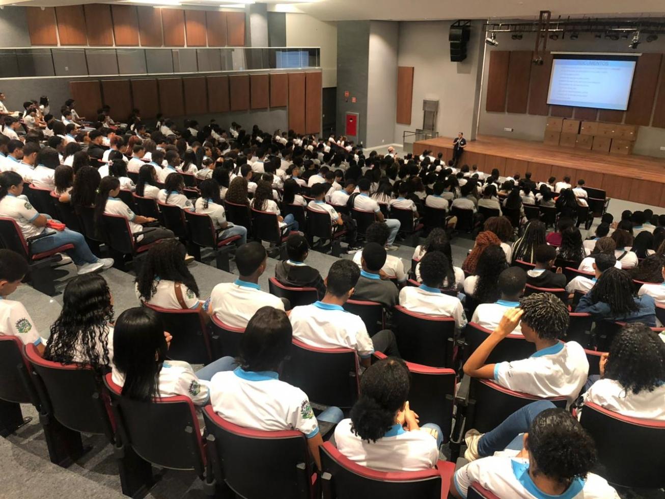 Seduc orienta jovens aprendizes sobre atendimento e processo de matrícula da Rede Municipal