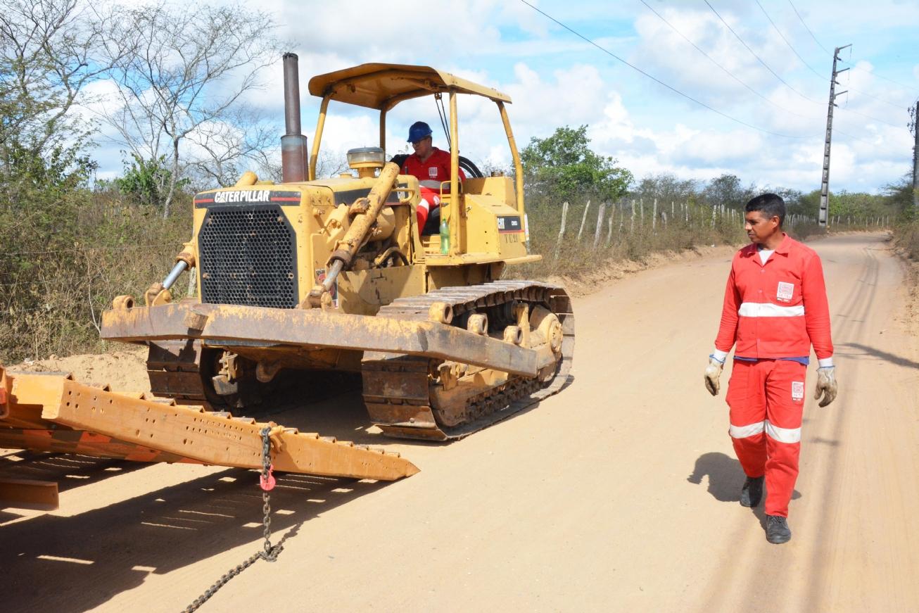 Prefeitura inicia pavimentação de via ligando os bairros Limoeiro e Aviário