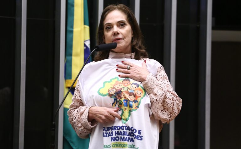 Câmara aprova criação de política nacional e de cadastro para estudantes com altas habilidades