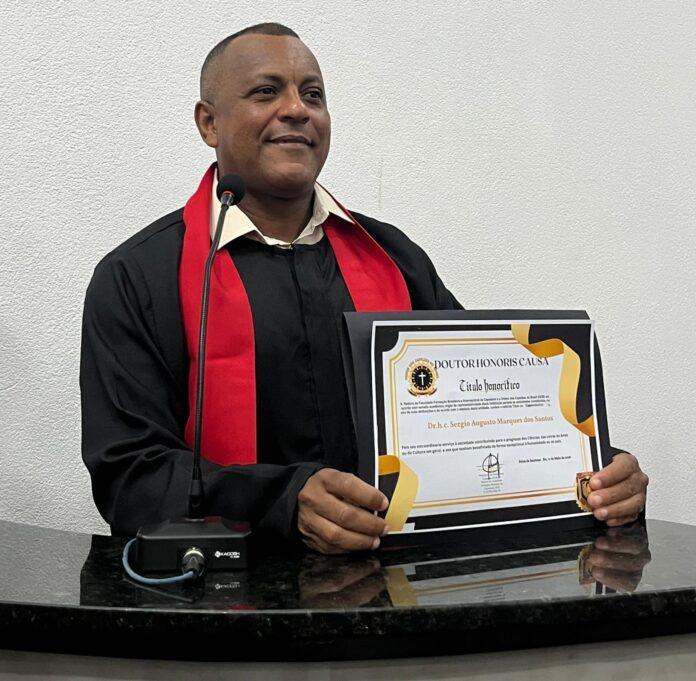 Sérgio Augusto, policial penal e comunicador, é homenageado com Título de Doutor Honoris Causa em Feira