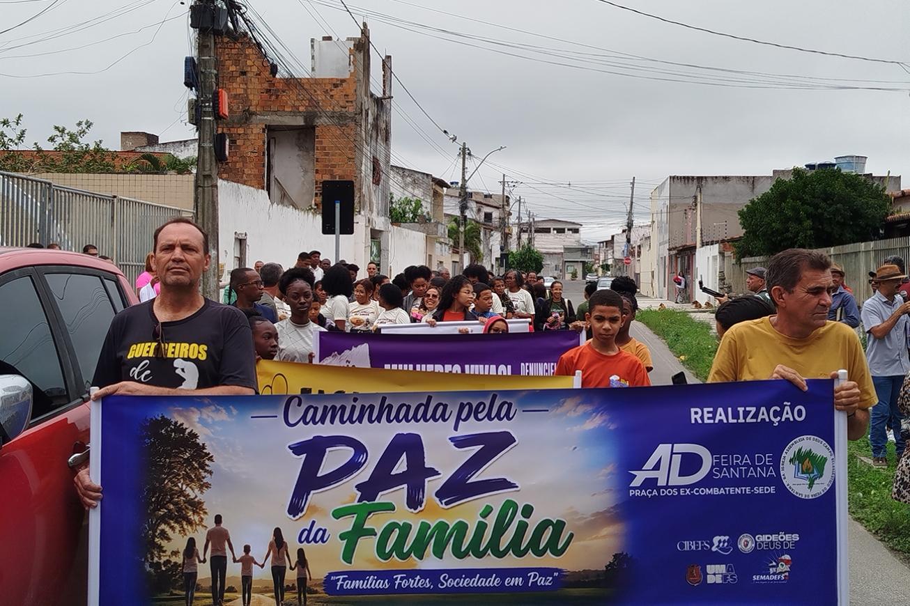 Caminhada pela Família reúne comunidade e reforça combate à violência contra a mulher em Feira de Santana