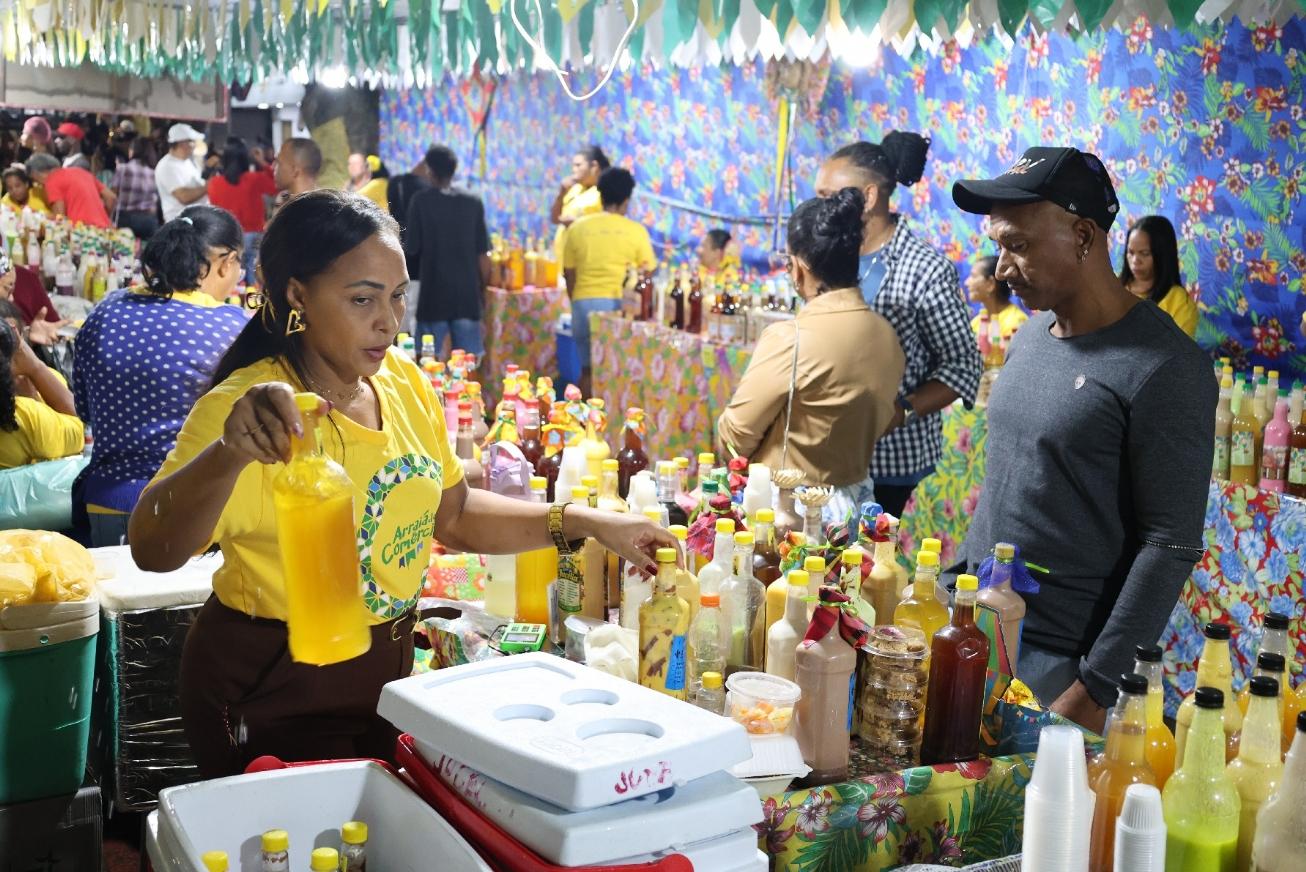 Comidas típicas e licores artesanais reforçam tradição e movimentam economia no Arraiá do Comércio