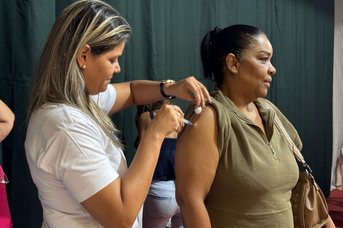 Saúde aplica 873 doses da vacina contra a gripe durante ação no Shopping Avenida