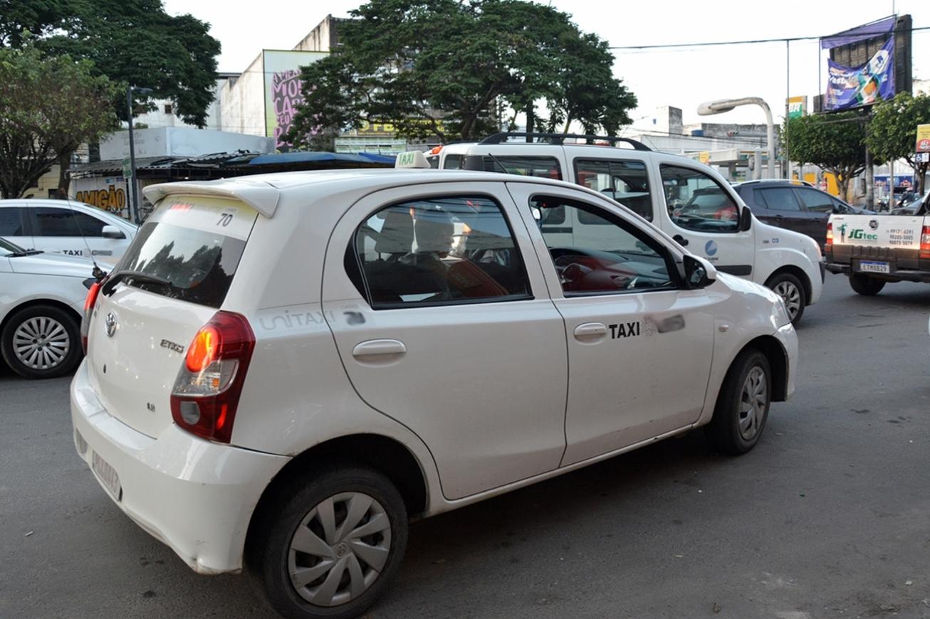 Táxis licenciados poderão circular em faixas e vias exclusivas para transporte público