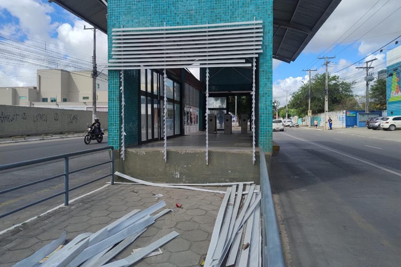 Vandalismo e furto de cabos deixam rastro de destruição nas estações do BRT em Feira