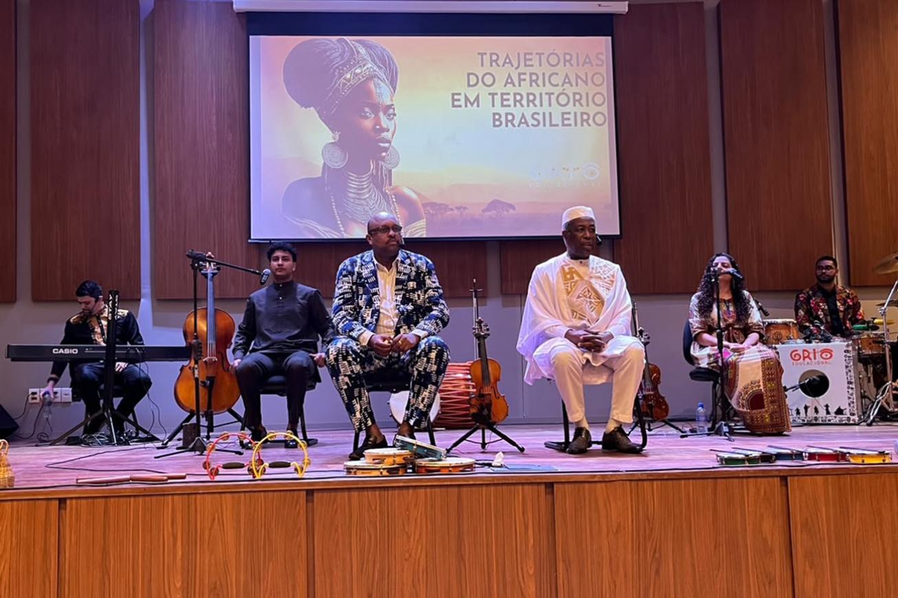 Educação de Feira fortalece compromisso com o letramento racial em formação com o professor Natanael dos Santos