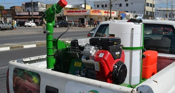Feira recebe carro fumacê para reforçar combate ao Aedes aegypti em áreas com maior incidência