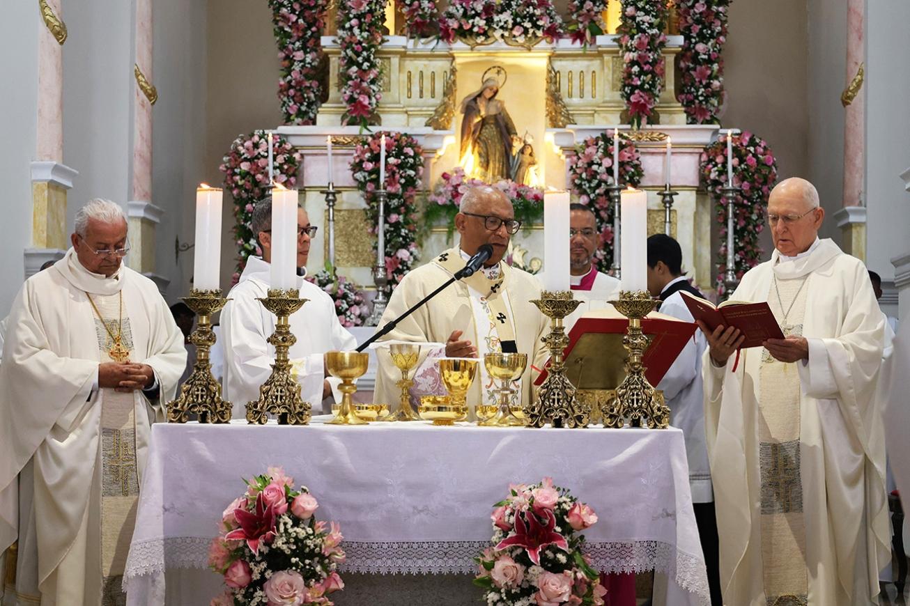 Missa solene em homenagem à Senhora Santana reúne milhares de fiéis na Catedral Metropolitana