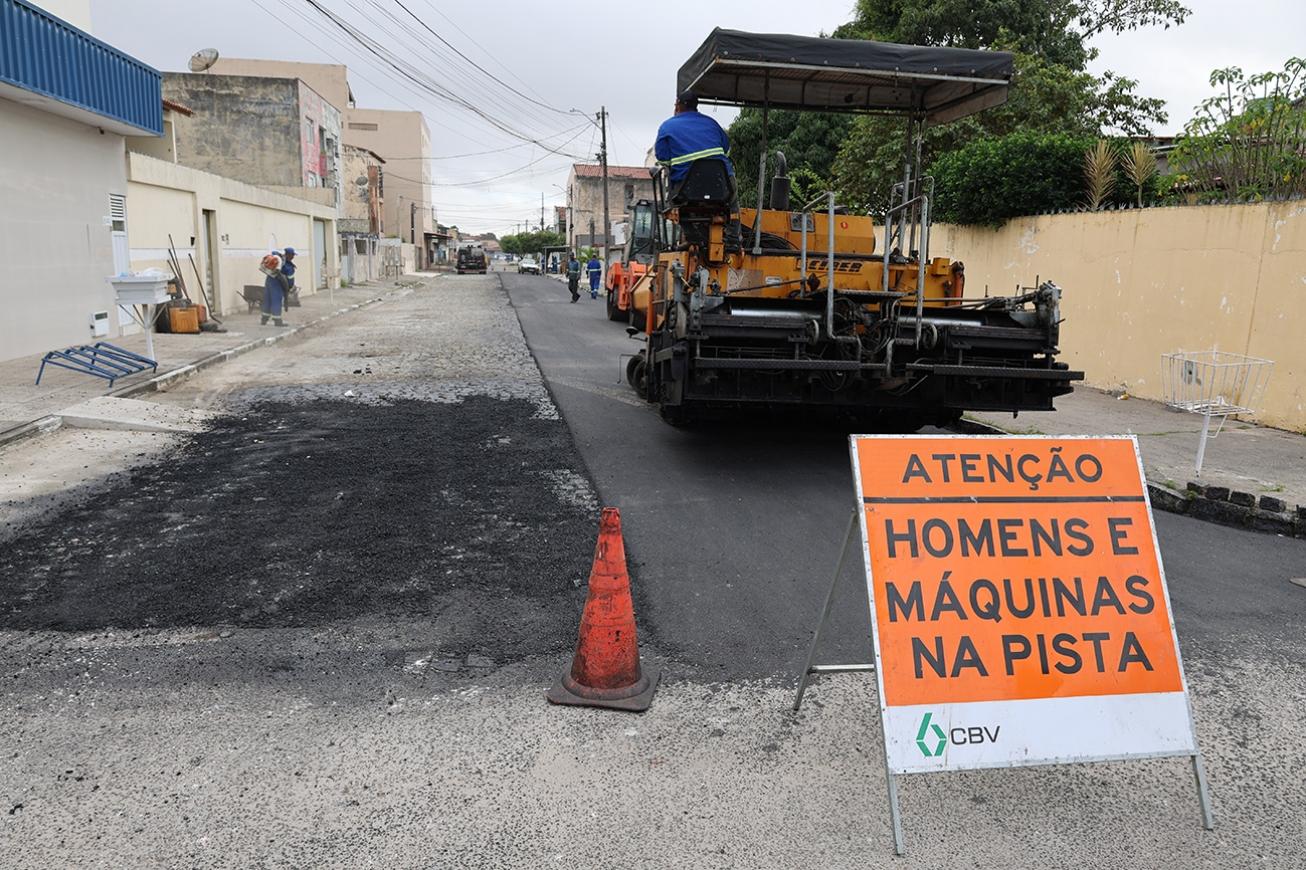 Obras de pavimentação asfáltica avançam no bairro Brasília e chegam a mais quatro ruas
