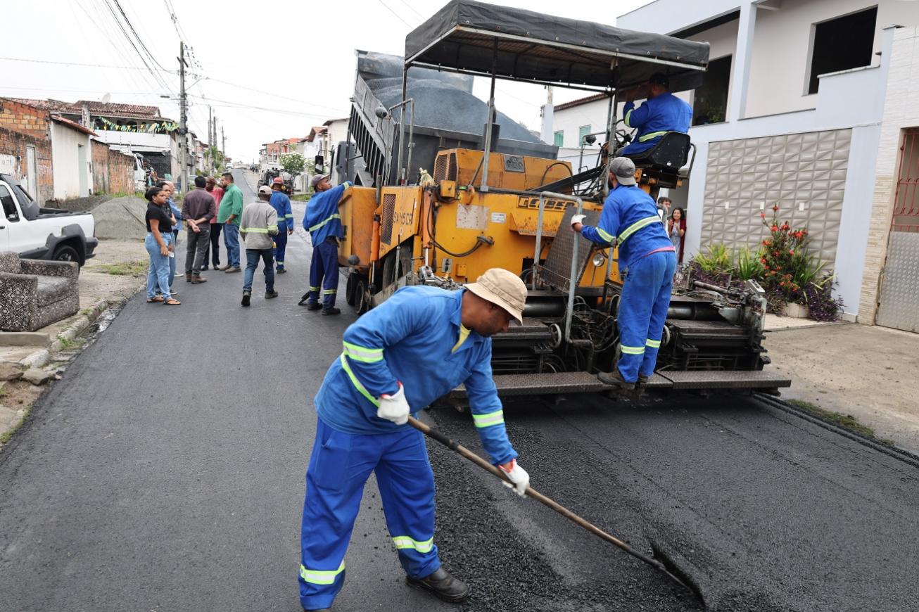 Obras de pavimentação de ruas no Jardim Acácia confirmam presença da Prefeitura em toda a cidade
