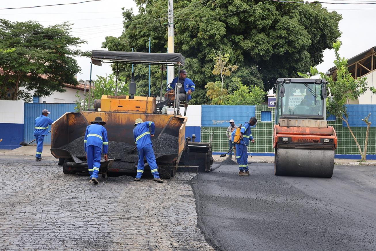 Pavimentação avança no Limoeiro e prepara entorno da praça para ampla requalificação