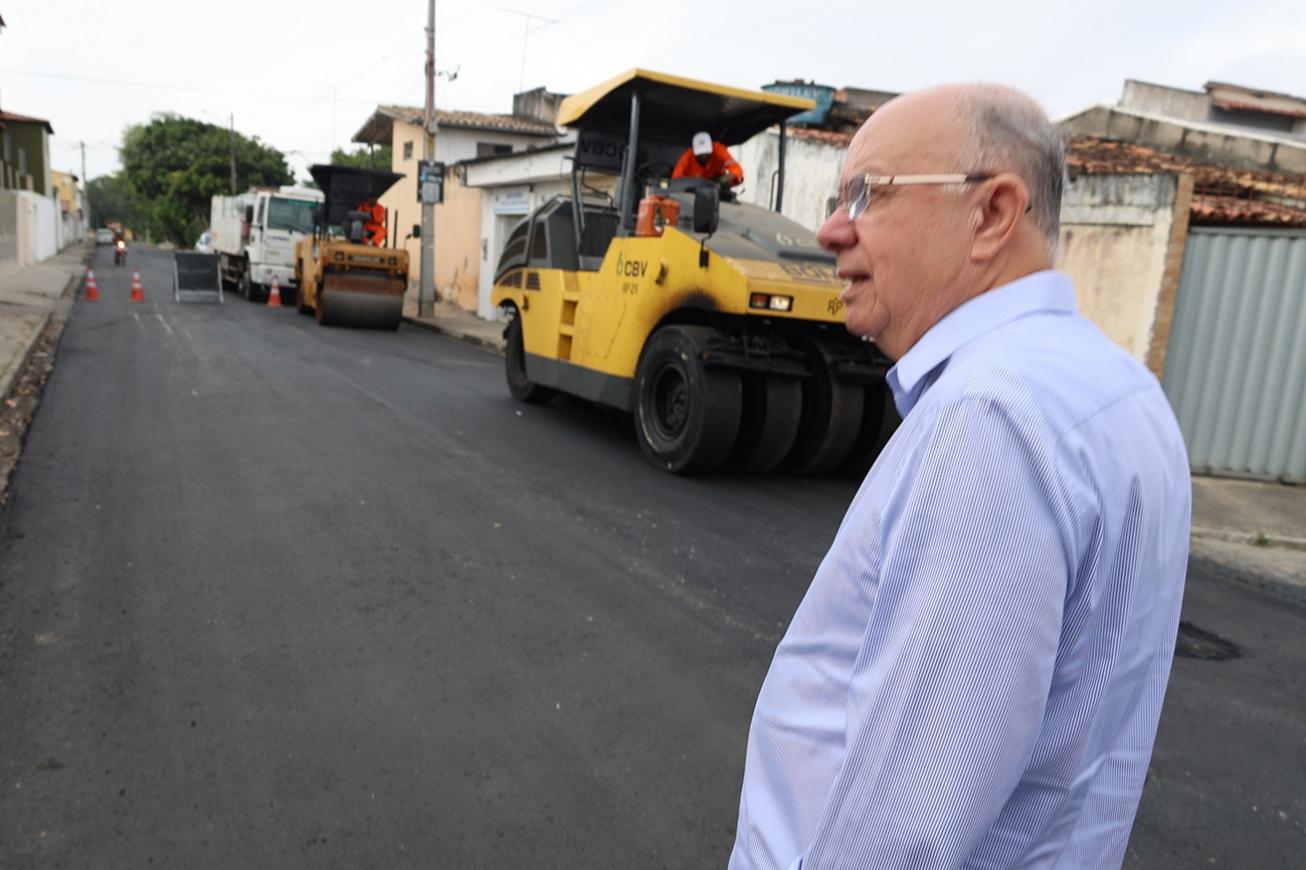 Prefeitura de Feira leva asfalto a três ruas do conjunto Jomafa