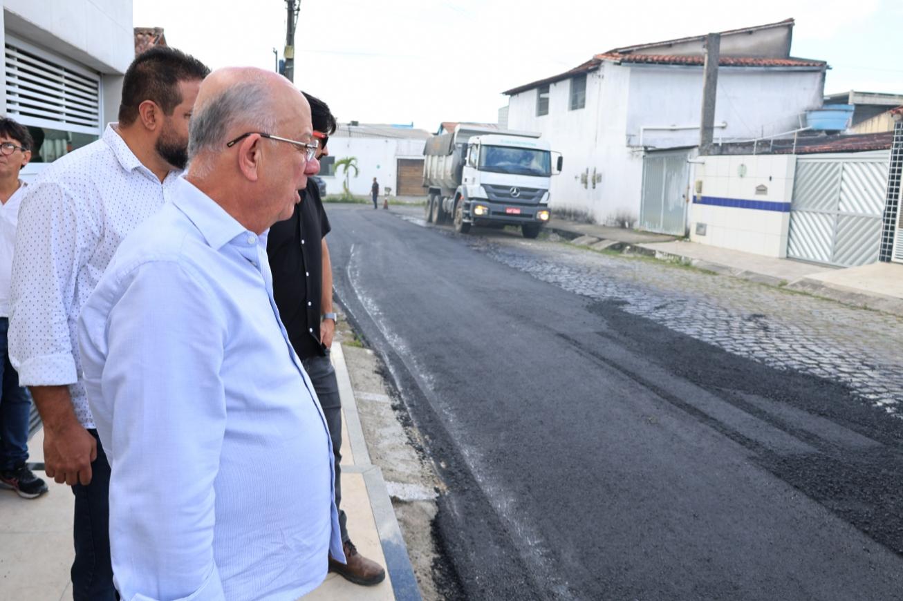 Prefeitura de Feira pavimenta mais duas ruas no bairro Brasília