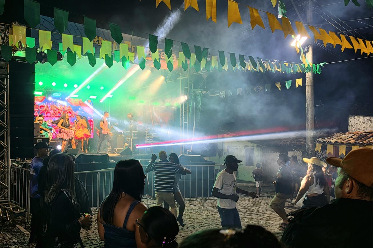 São Pedro de Morrinhos encerra o Arraiá de Feira 2026 com muito forró e festa até a madrugada