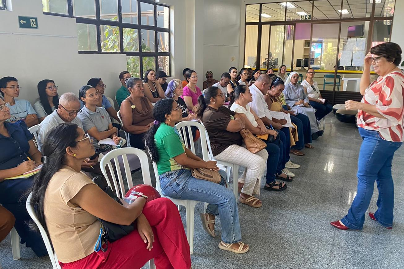 Secretaria da Mulher fortalece rede de proteção com palestra sobre enfrentamento à violência de gênero no Sesc Tomba