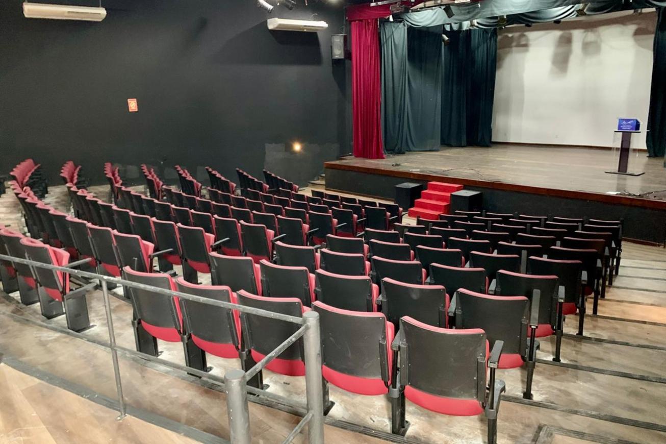 Teatro Margarida Ribeiro ganha novas poltronas e reforça modernização do espaço cultural