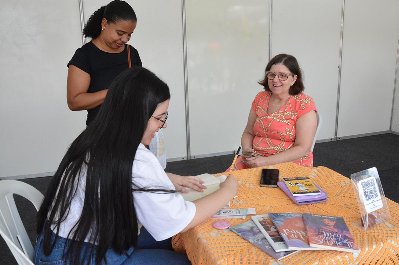 Jornalista da Prefeitura de Feira leva produção literária ao FLIFS e Bienal de São Paulo
