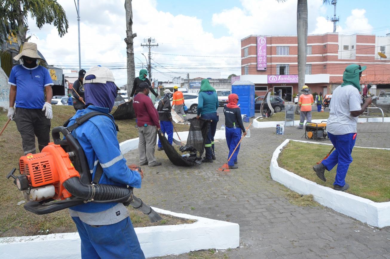 Prefeitura amplia serviços de limpeza e manutenção em praças e avenidas de Feira de Santana
